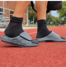OOFOS recovery shoes and sandals with impact-absorbing OOfoam – only at Fitnshoes.