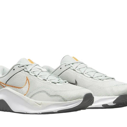 DM1120 008-MEN : 8.5 NIKE 