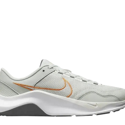 DM1120 008-MEN : 8.5 NIKE 